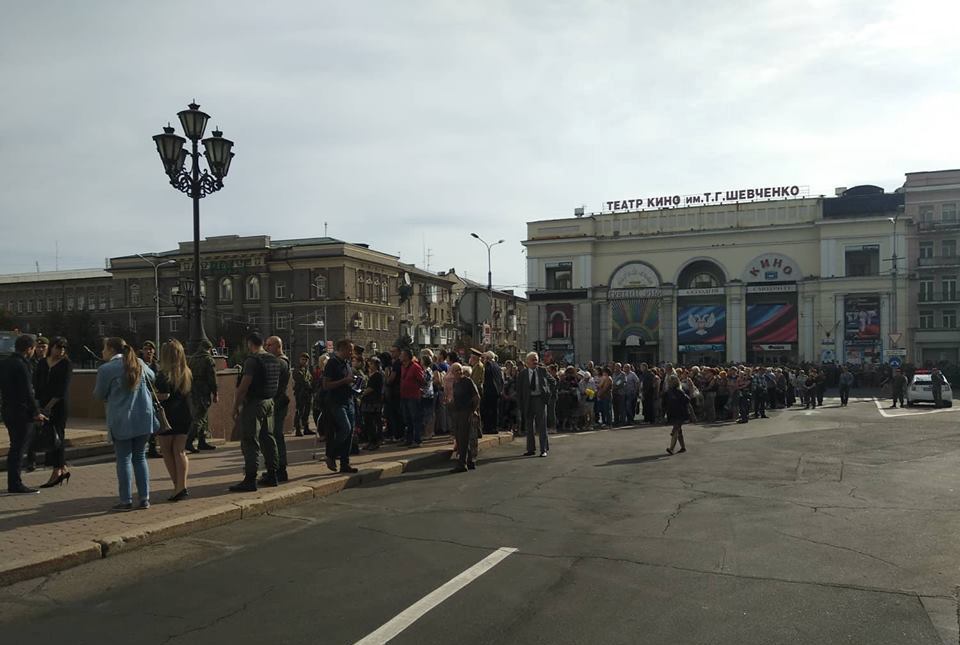 На похороны уничтоженного Захарченко согнали бюджетников: фото