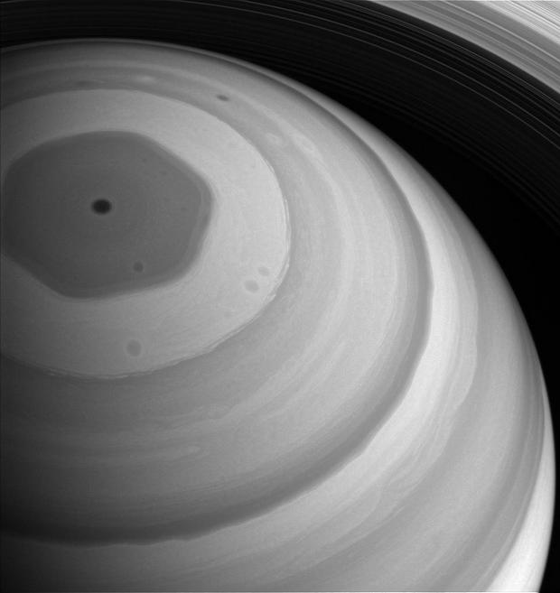 Шторм-аномалию на Сатурне может вызывать что-то внизу: ученые