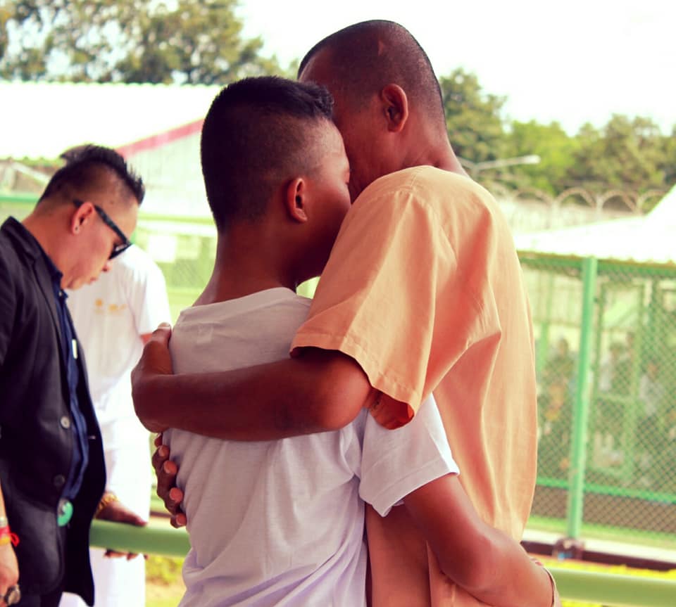 Сын нашел отца во время экскурсии в таиландскую тюрьму - фото