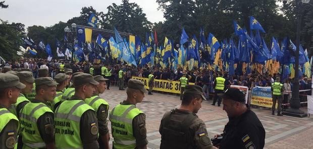 Под Радой протестуют против выборов по закону Януковича: фото