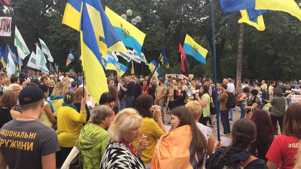 Под Радой протестуют против выборов по закону Януковича: фото