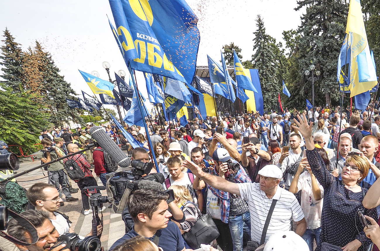 null Под Радой протестуют против выборов по закону Януковича: фото