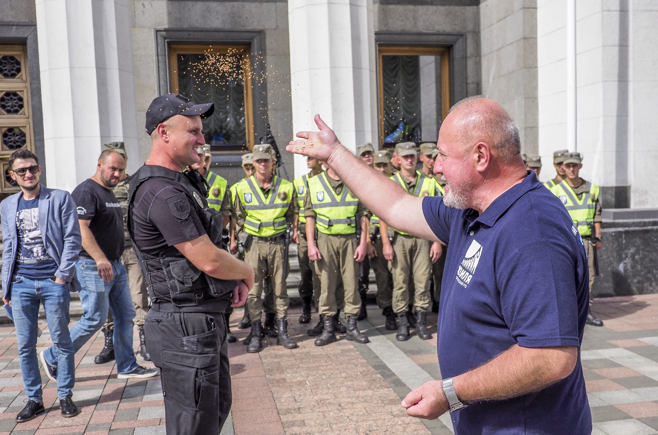 null Под Радой протестуют против выборов по закону Януковича: фото