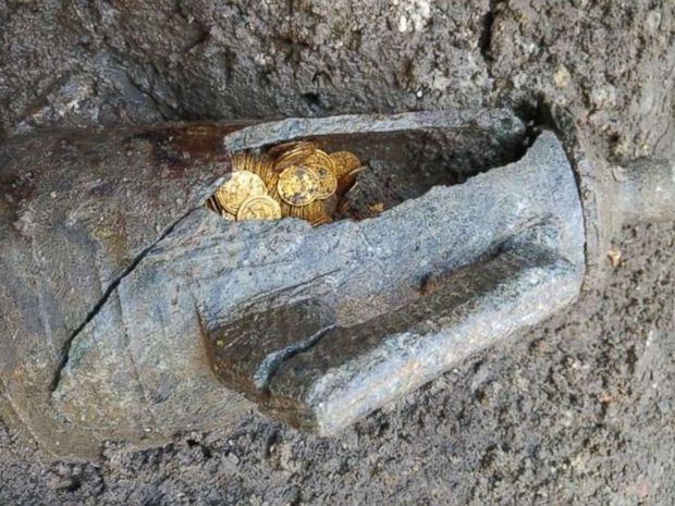 В Италии нашли древнюю амфору, полную золотых монет - фото