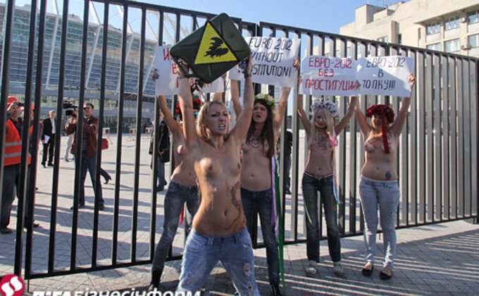 Противницы Евро-2012 в Киеве имтировали самосожжение