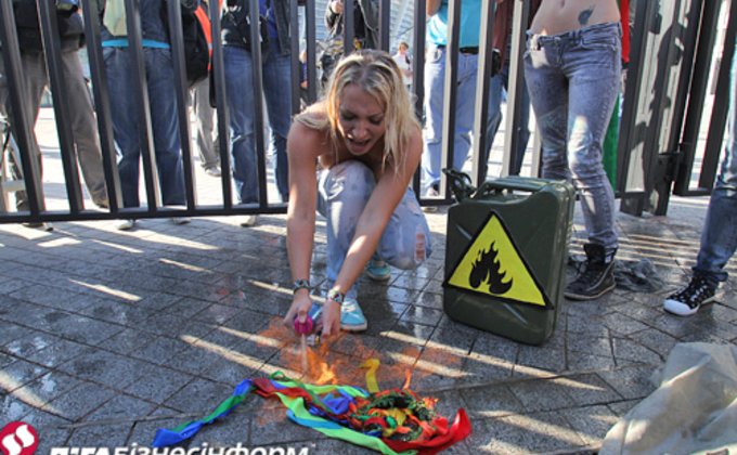 Противницы Евро-2012 в Киеве имтировали самосожжение