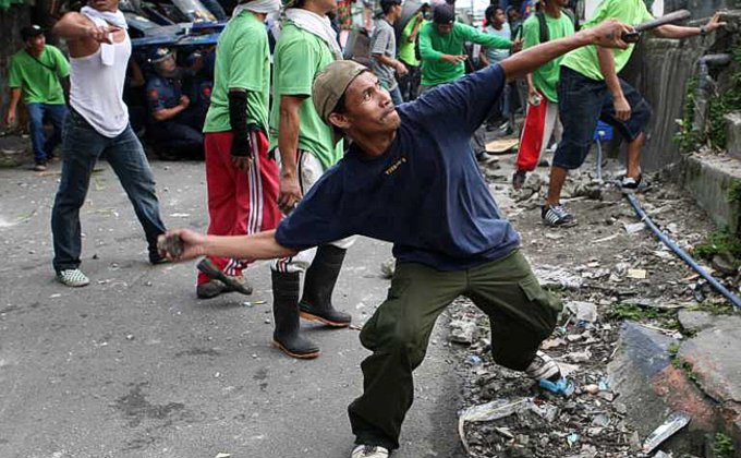 На Филиппинах жители трущоб пытаются спасти дома от сноса