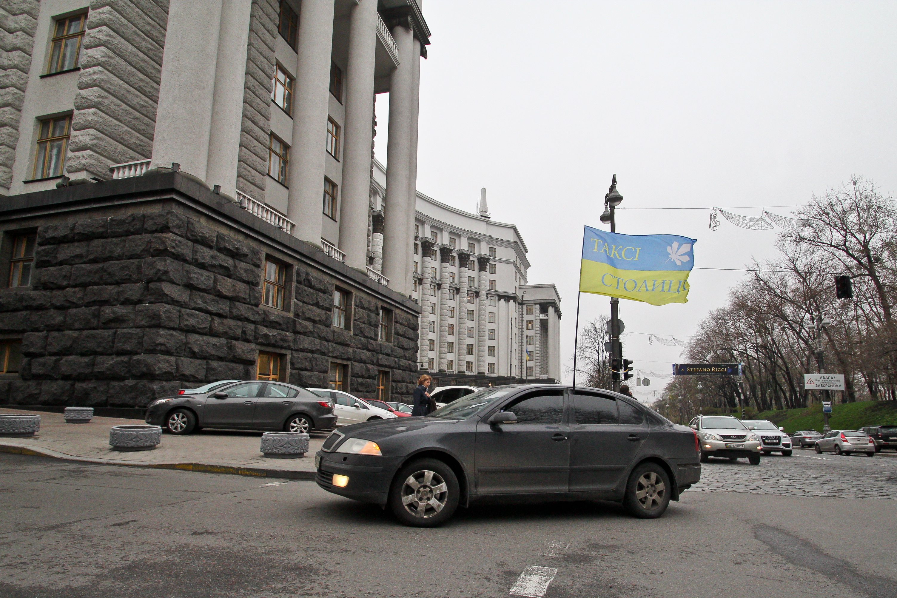 Бізнес-тиждень: нова бронь для працівників, спокута Київстару та податки для таксистів