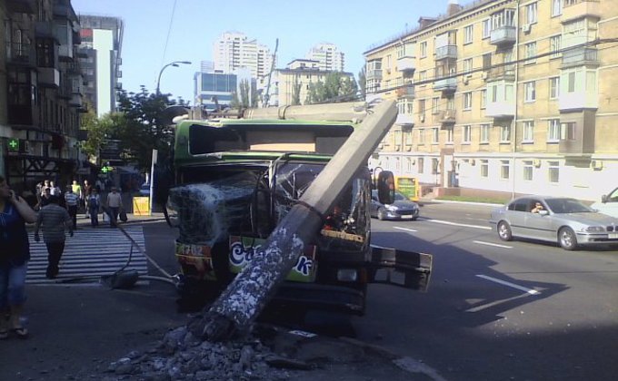 ДТП в Киеве: троллейбус врезался в столб, пострадали люди