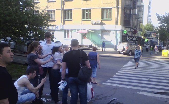 ДТП в Киеве: троллейбус врезался в столб, пострадали люди