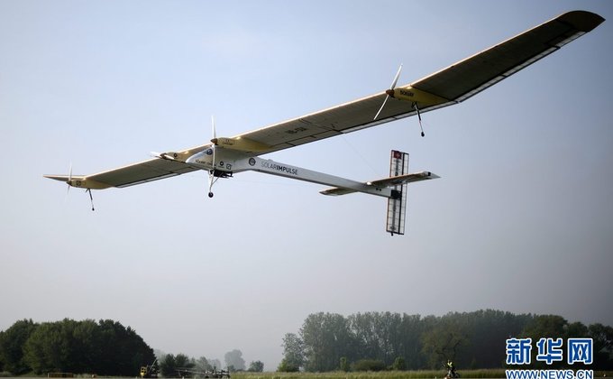 Самолет на солнечных батареях совершил первый полет