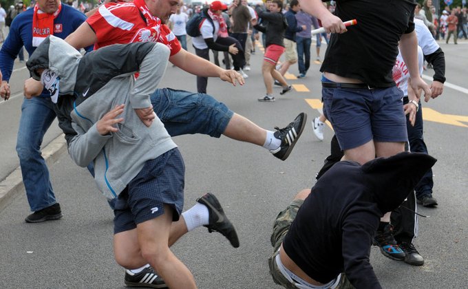 Побоище перед матчем: польские фаны напали на россиян в Варшаве