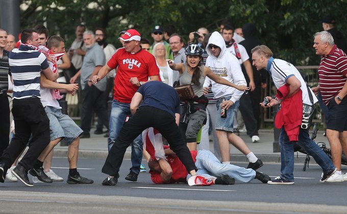 Побоище перед матчем: польские фаны напали на россиян в Варшаве