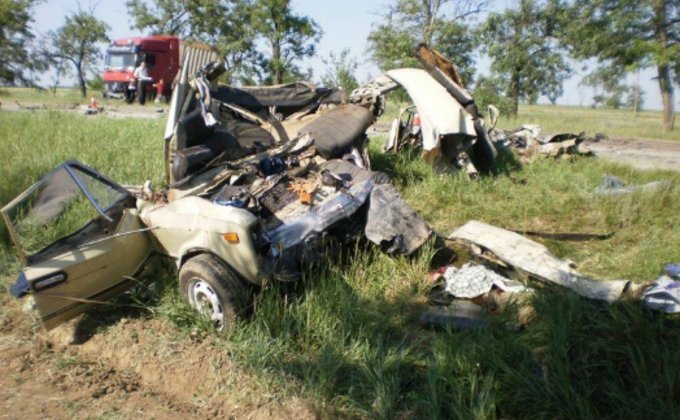 Лобовое столкновение ВАЗ с грузовиком: погибли три человека 