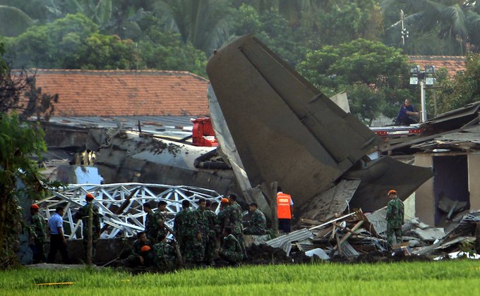 В Индонезии на жилые дома упал самолет