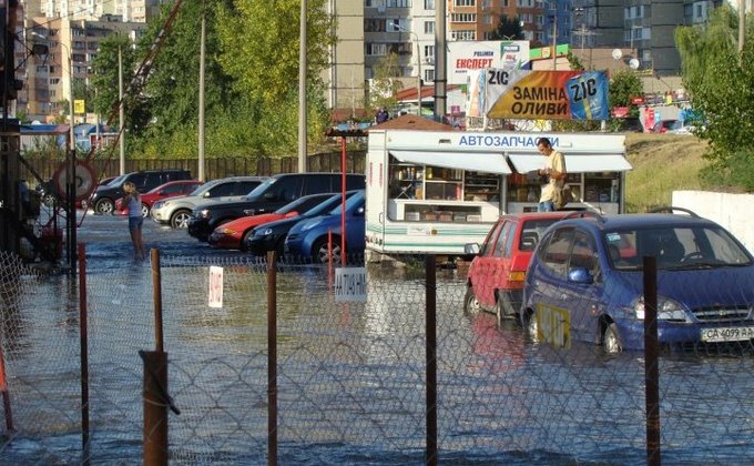 Коммунальная авария на Троещине: затопило автостоянку
