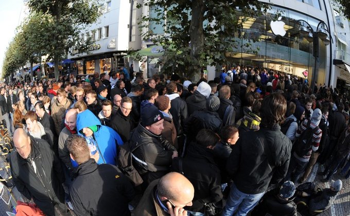 Охота на iPhone 5: Фаны в США, маскарад в Токио, протест в Париже