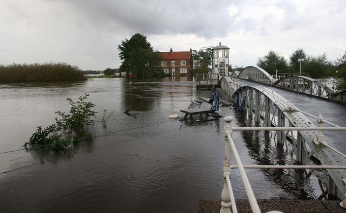  Наводнение в Британии: города заполнены водой  