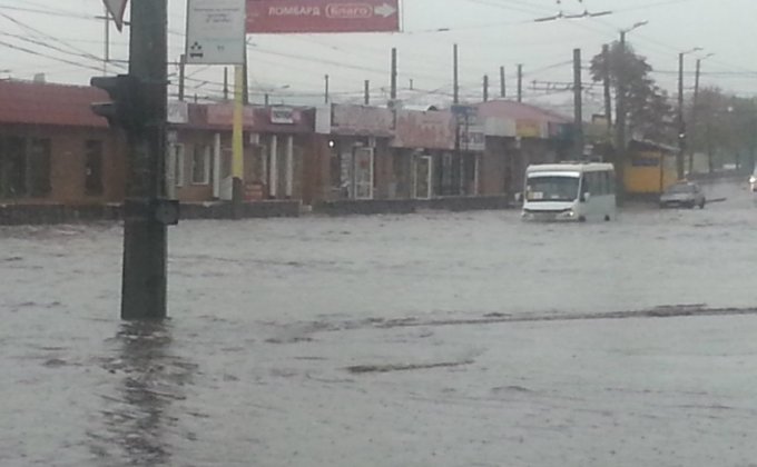 Кировоград затоплен: потоки воды смывали машины и дороги