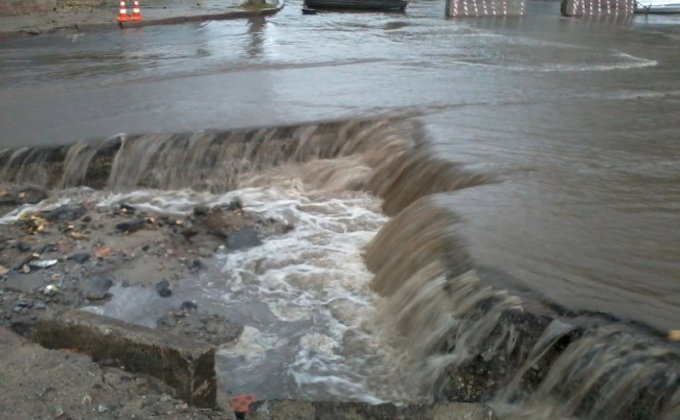 Кировоград затоплен: потоки воды смывали машины и дороги