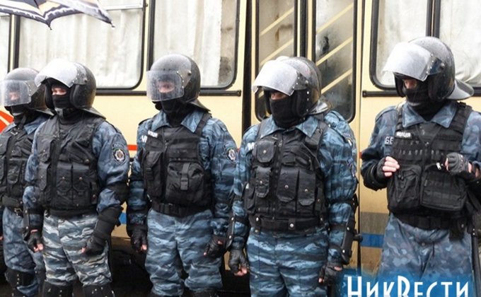 Окружком в Первомайске: КАМАЗы оппозиции блокируют Беркут (фото)
