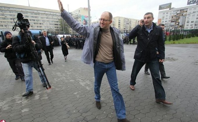 Все под ЦИК: Яценюк, Кличко и Тягнибок вывели людей на улицу