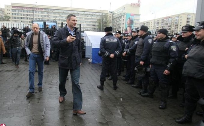 Все под ЦИК: Яценюк, Кличко и Тягнибок вывели людей на улицу