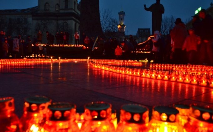 Во Львове в память о жертвах Голодомора зажгли тысячи свечей