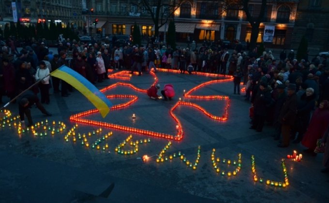 Во Львове в память о жертвах Голодомора зажгли тысячи свечей