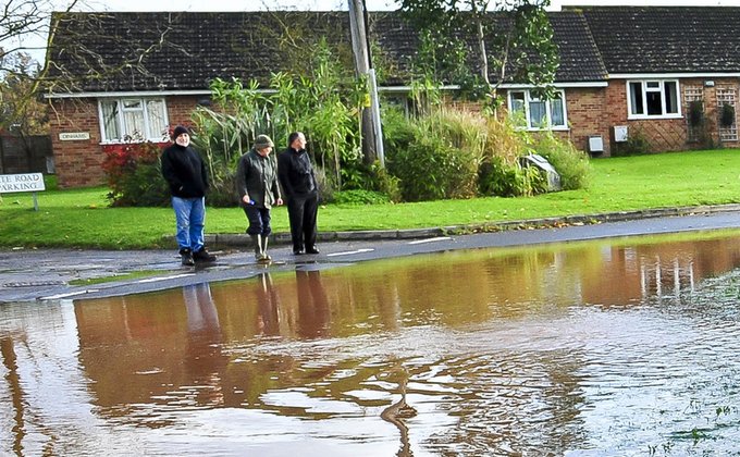 Англия страдает от наводнений, погибли два человека 