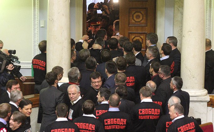 Фоторепортаж из новой Рады: присяга депутатов и первая драка