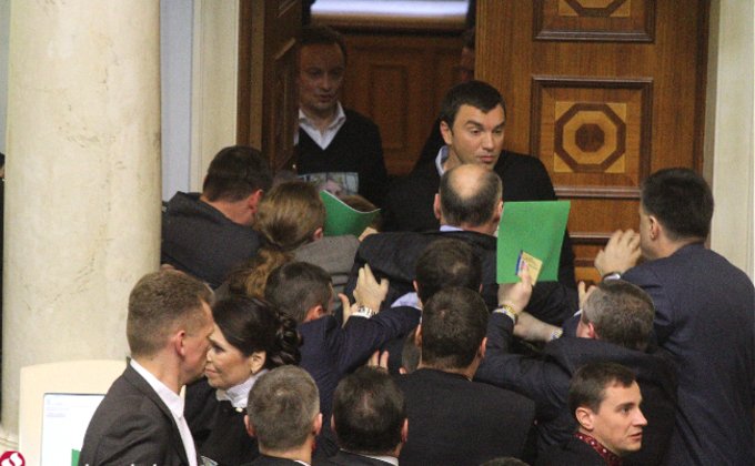 Фоторепортаж из новой Рады: присяга депутатов и первая драка