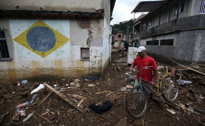 Наводнение в Рио-де-Жанейро: город утопает в воде и мусоре 