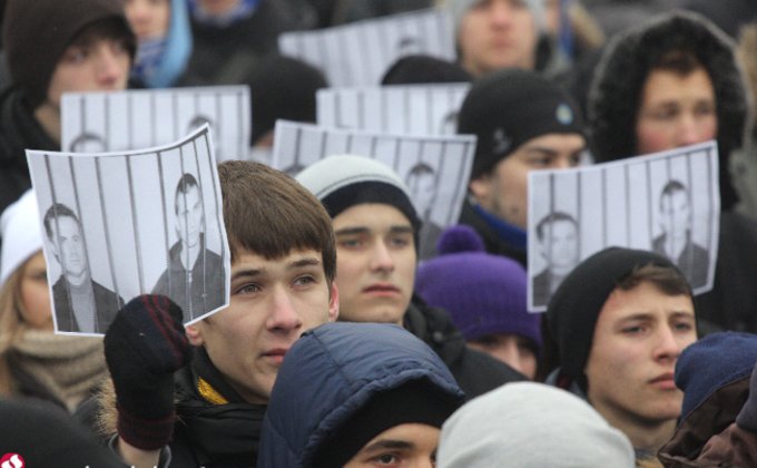 Сотни фанатов пришли к зданию суда в Киеве поддержать Павличенко