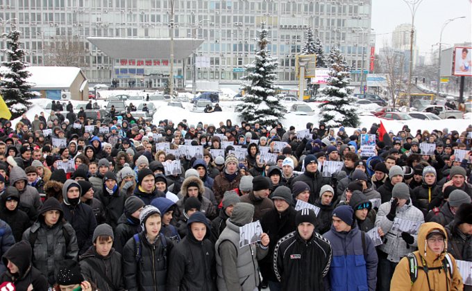 Сотни фанатов пришли к зданию суда в Киеве поддержать Павличенко