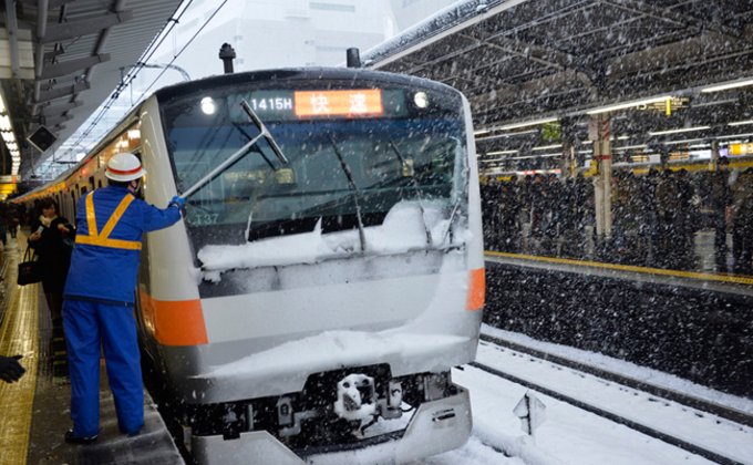 Снежное бедствие в Японии: закрыты дороги, отменены авиарейсы