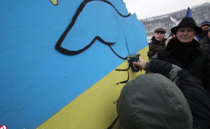 Сторонники Тимошенко соединили два берега Днепра живой цепью