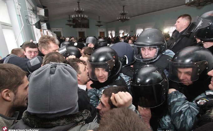 Штурм Главпочтамта в Киеве: свободовцы против силовиков