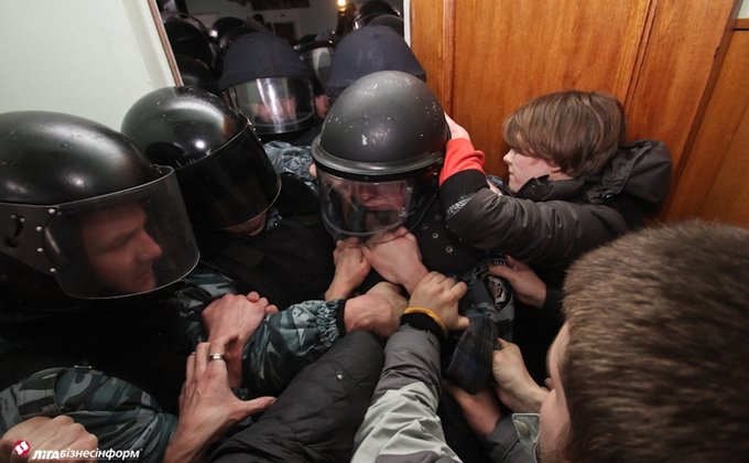 Штурм Главпочтамта в Киеве: свободовцы против силовиков