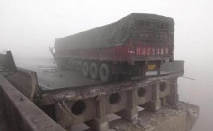 В Китае взрыв фуры с фейерверками разрушил мост, 26 погибших  
