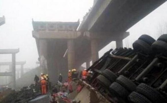 В Китае взрыв фуры с фейерверками разрушил мост, 26 погибших  
