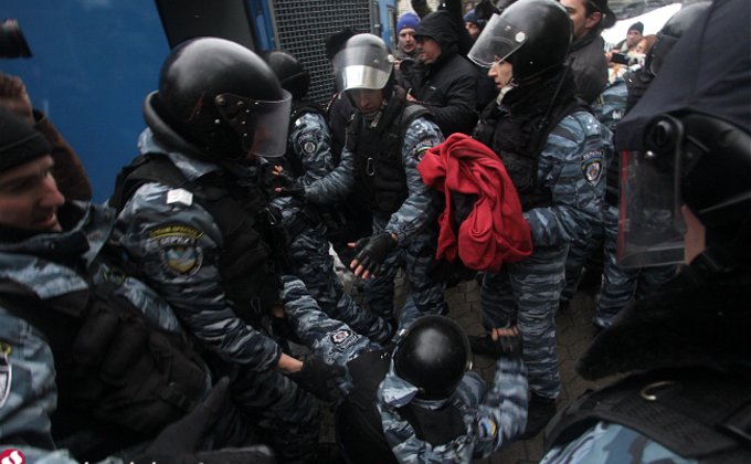 За плакат с Януковичем на Банковой "Беркут" задержал пять человек