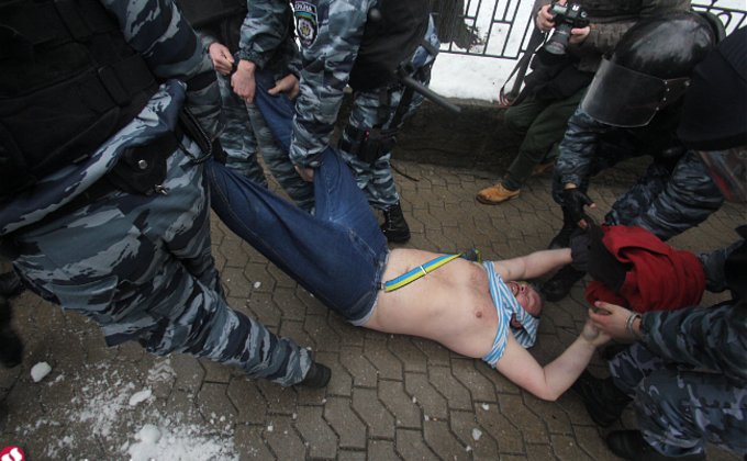 За плакат с Януковичем на Банковой "Беркут" задержал пять человек