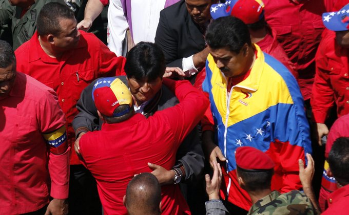 Венесуэльцы прощаются с Чавесом: тысячи идут за гробом команданте