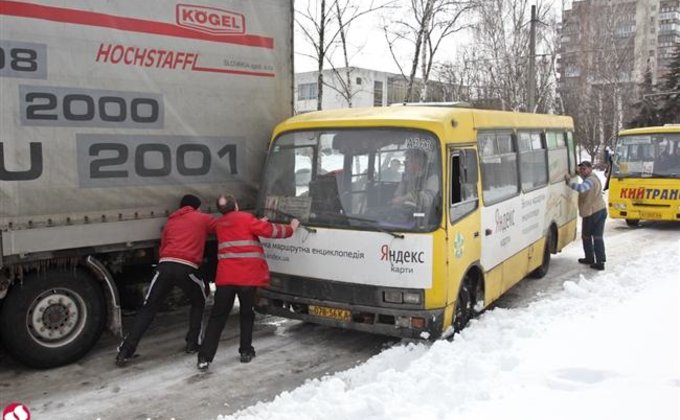 Ситуация на дорогах Киева не меняется: снег и пробки 