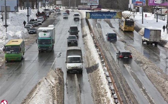 Ситуация на дорогах Киева не меняется: снег и пробки 