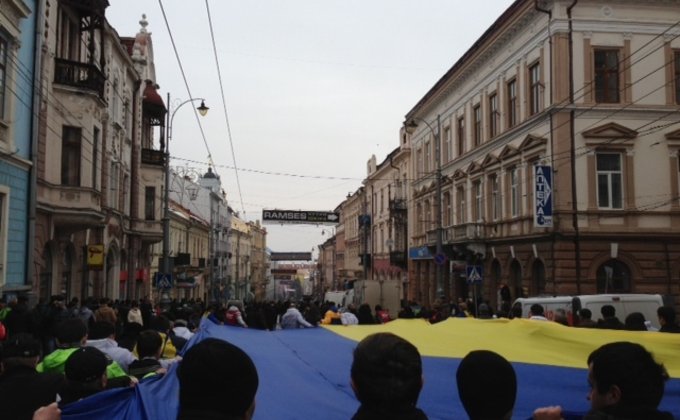 Вставай, Украина! в Черновцах: на марш оппозиции пришли тысячи