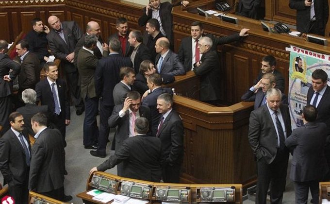 Оппозиция провалила выборы в Киеве и заблокировала Раду