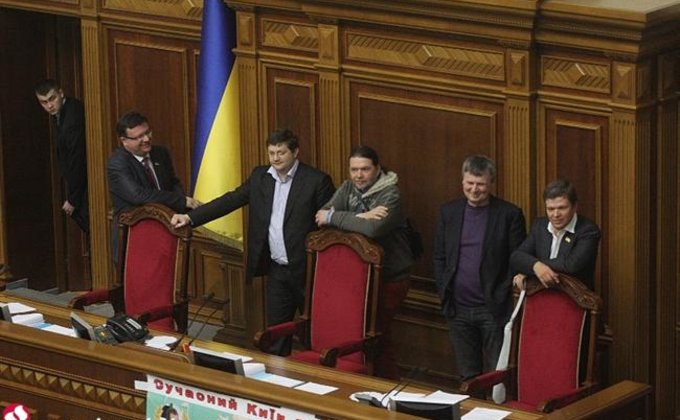 Оппозиция провалила выборы в Киеве и заблокировала Раду