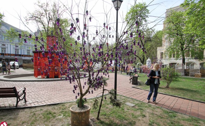 Писанковый рай в Киеве: фонтан, корабль и деревья из яиц